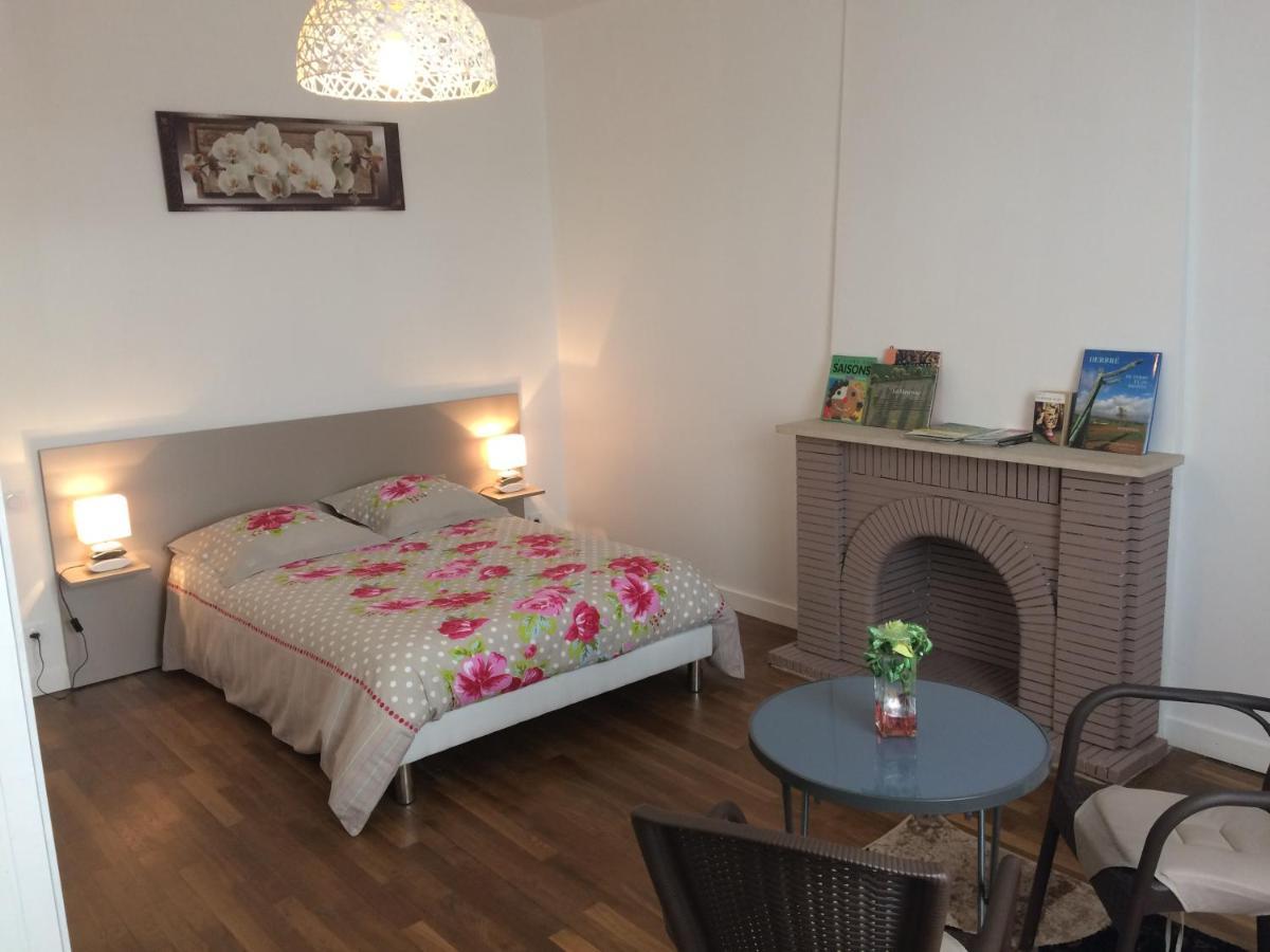 Chambres " Orchidees " Saint-Denis-de-Gastines Zewnętrze zdjęcie
